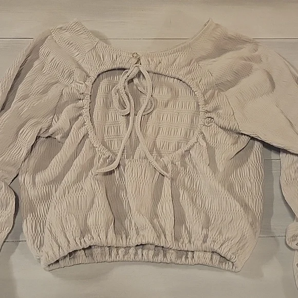 Cute long sleeve open back crop top - Picture 6 of 10